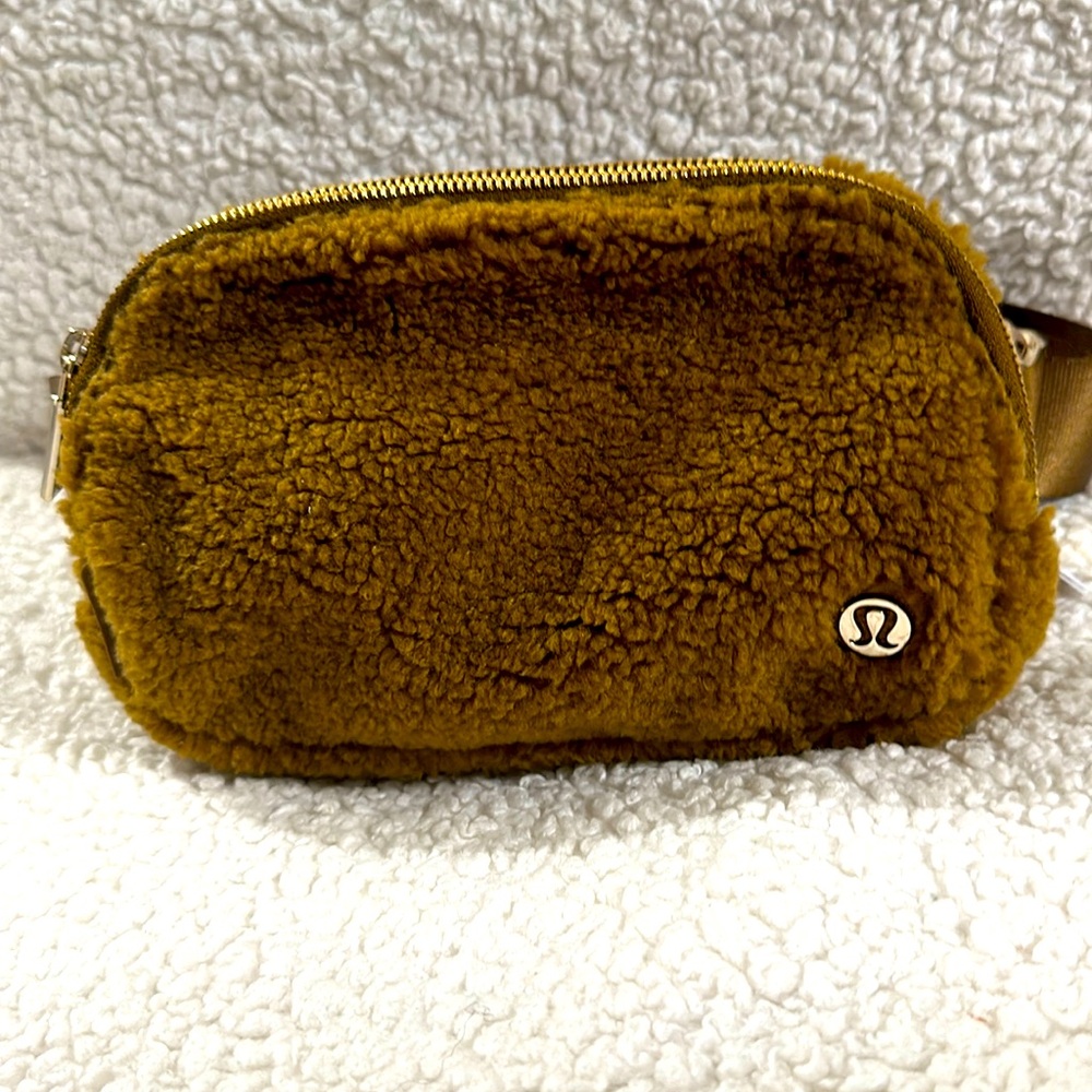 Lululemon everywhere belt bag fleece.